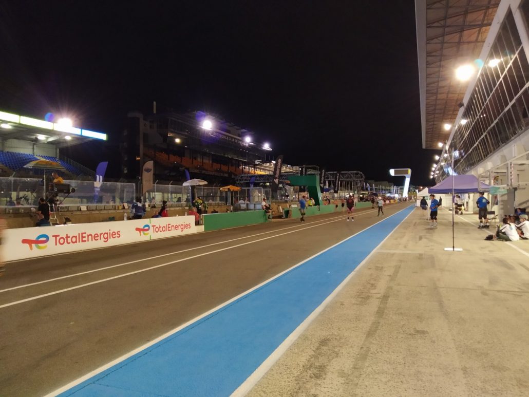 ligne droite des stands de nuit - circuit Bugatti